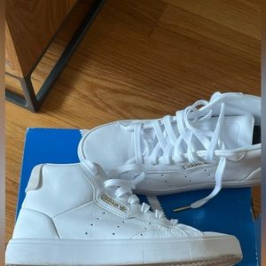 Sleek Mid Sneaker
ADIDAS